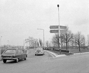 855479 Gezicht op het verkeersplein Hooggelegen te Utrecht, met links het viaduct over de Rijksweg 2.N.B. De straatnaam ...